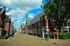 903219 Gezicht in de Lange Smeestraat te Utrecht, vanaf de hoek met het Geertebolwerk, met rechts het Bartholomeus ...